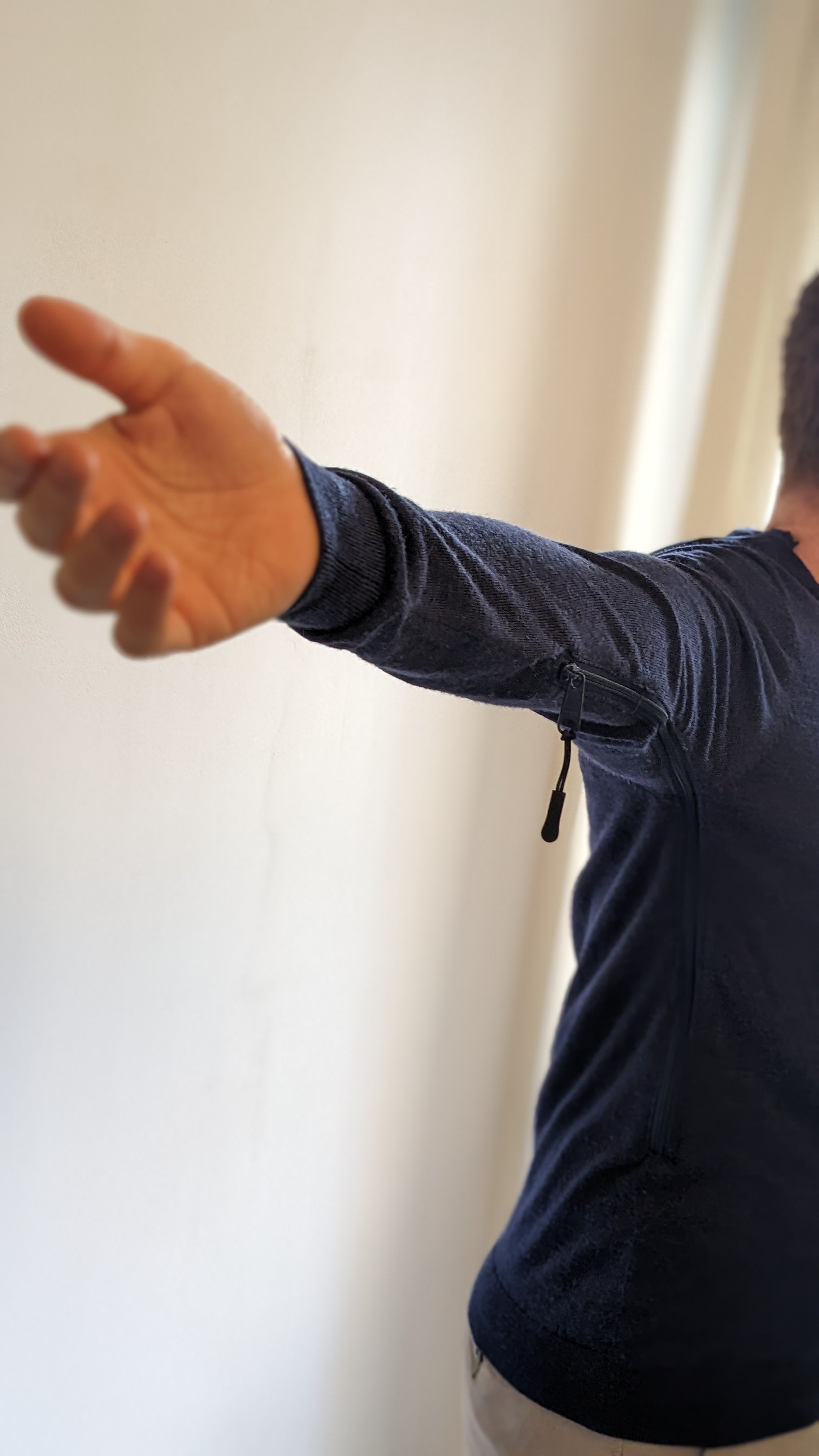 S'habiller avec un seul bras : comment adapter ses vêtements pour retrouver confort et autonomie