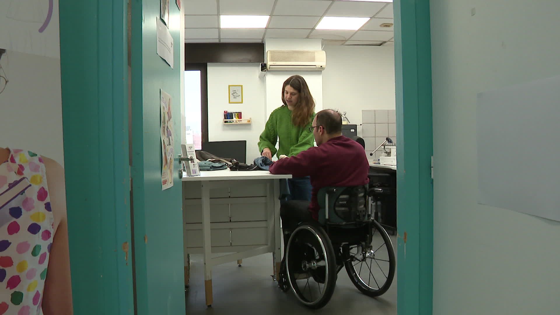 Dans notre atelier spécialisé pour les retouches couture spécial handicaps