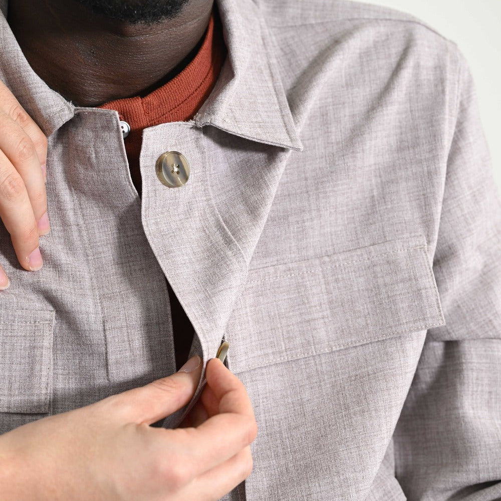 Une chemise aimantée pour faciliter les gestes d'habillage AVC