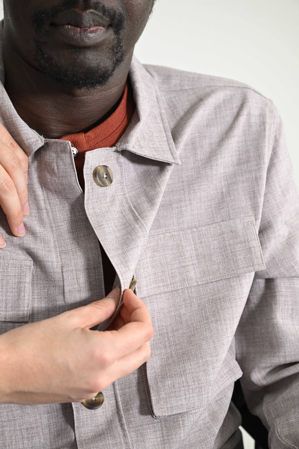 Une chemise aimantée pour faciliter les gestes d'habillage AVC