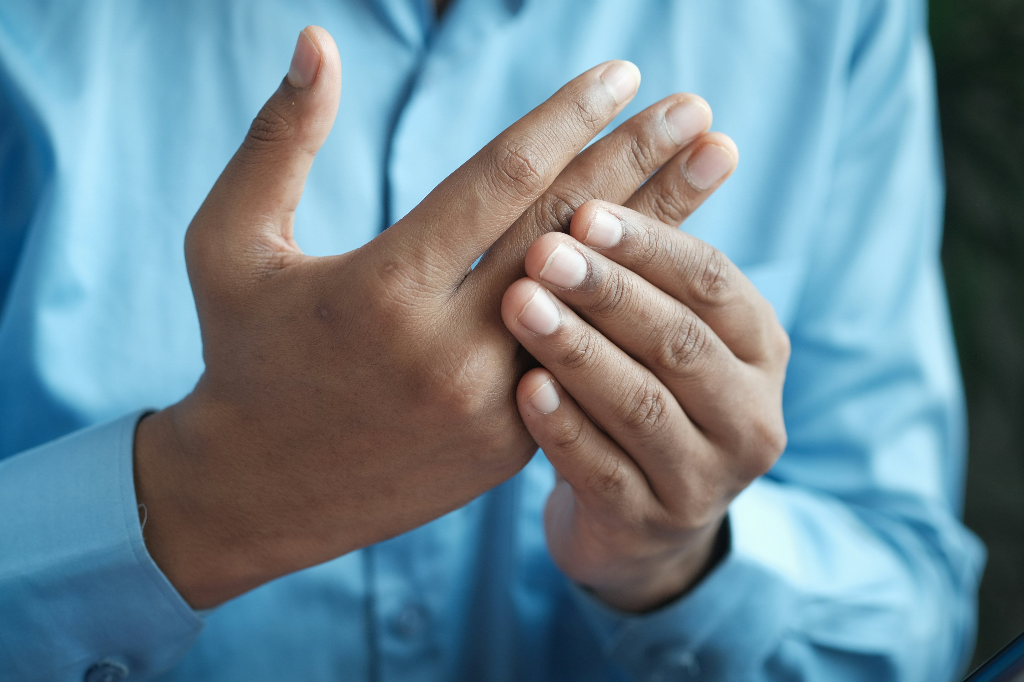 S'habiller avec de l'arthrite : comment adapter ses vêtements pour retrouver confort et autonomie