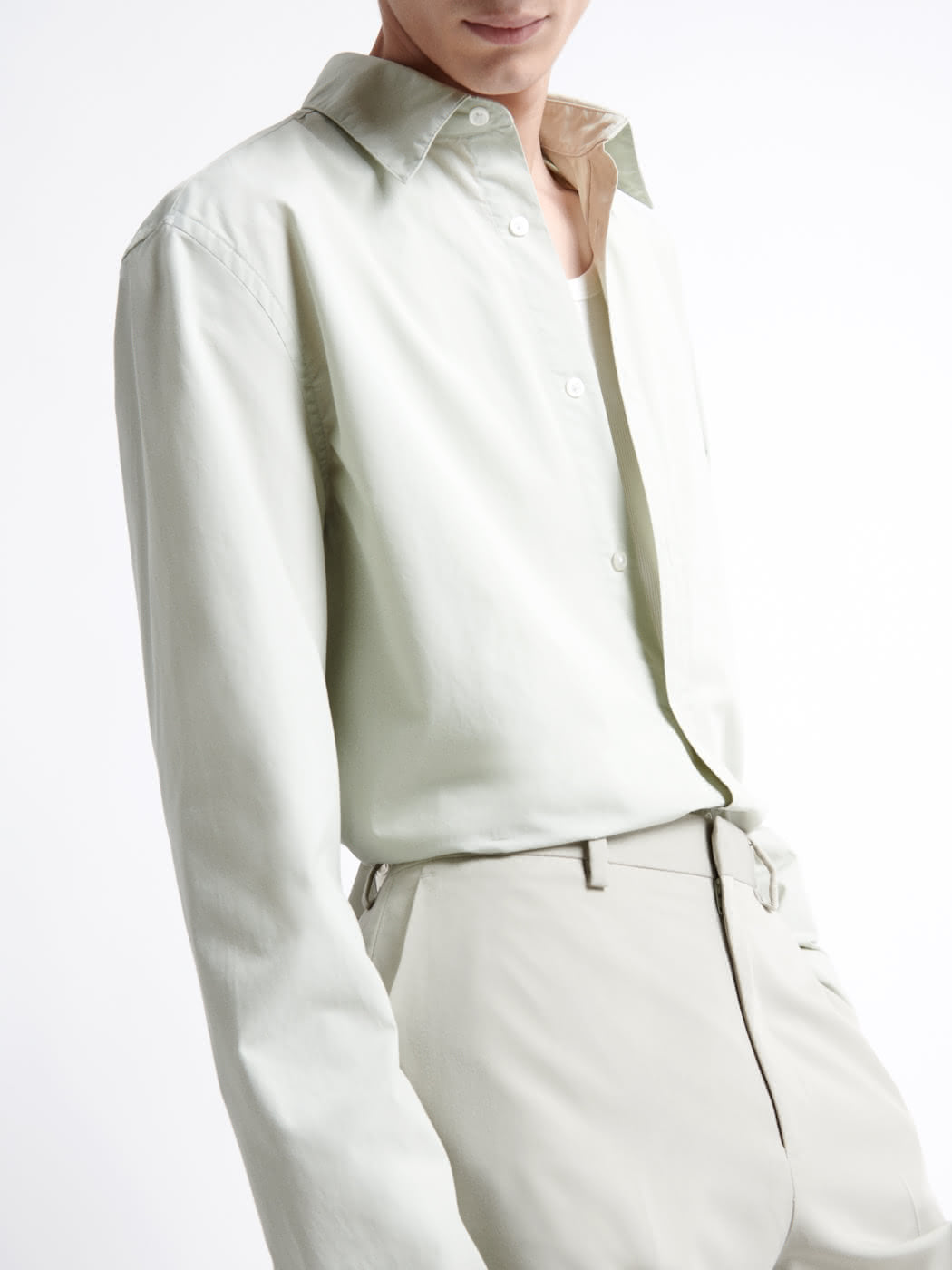 Chemise homme regular 100% coton uni L'Atelier Devred, version adaptée motricité fine réduite et hémiplégie – Adapt and Joy