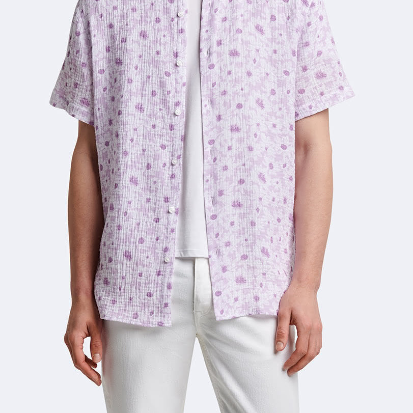 Chemise homme regular manches courtes 100% coton fleurie violet Devred adaptée handicap, fermeture velcro ou magnétique pour préhension difficile – Adapt and Joy