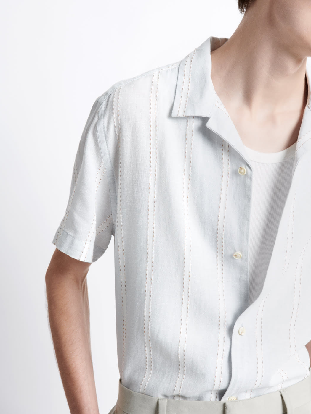 Chemise homme regular lin coton rayée éco-responsable L'Atelier Devred adaptée handicap, version adaptée motricité fine réduite et hémiplégie – Adapt and Joy