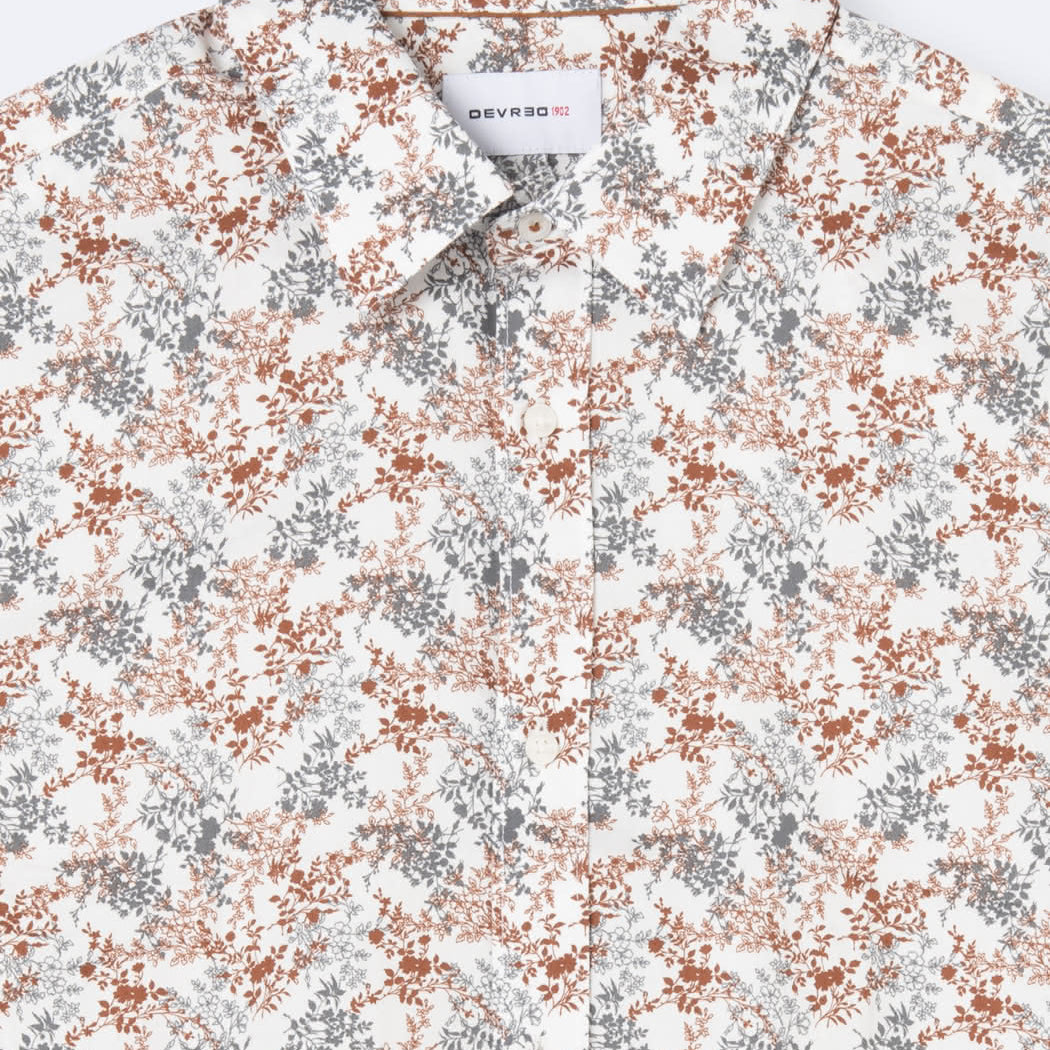 Chemise homme slim manches courtes 100% coton fleurie blanc cassé Devred adaptée handicap, fermeture velcro ou magnétique pour préhension difficile – Adapt and Joy