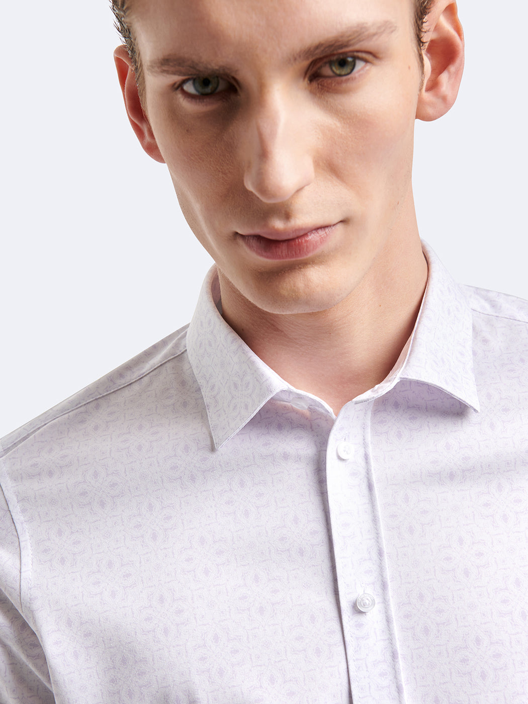 Chemise manches longues fleuri Devred adaptée handicap senior par Adapt & Joy, coupe extra-slim en polyester avec col semi-italien, élégante et facile à enfiler.