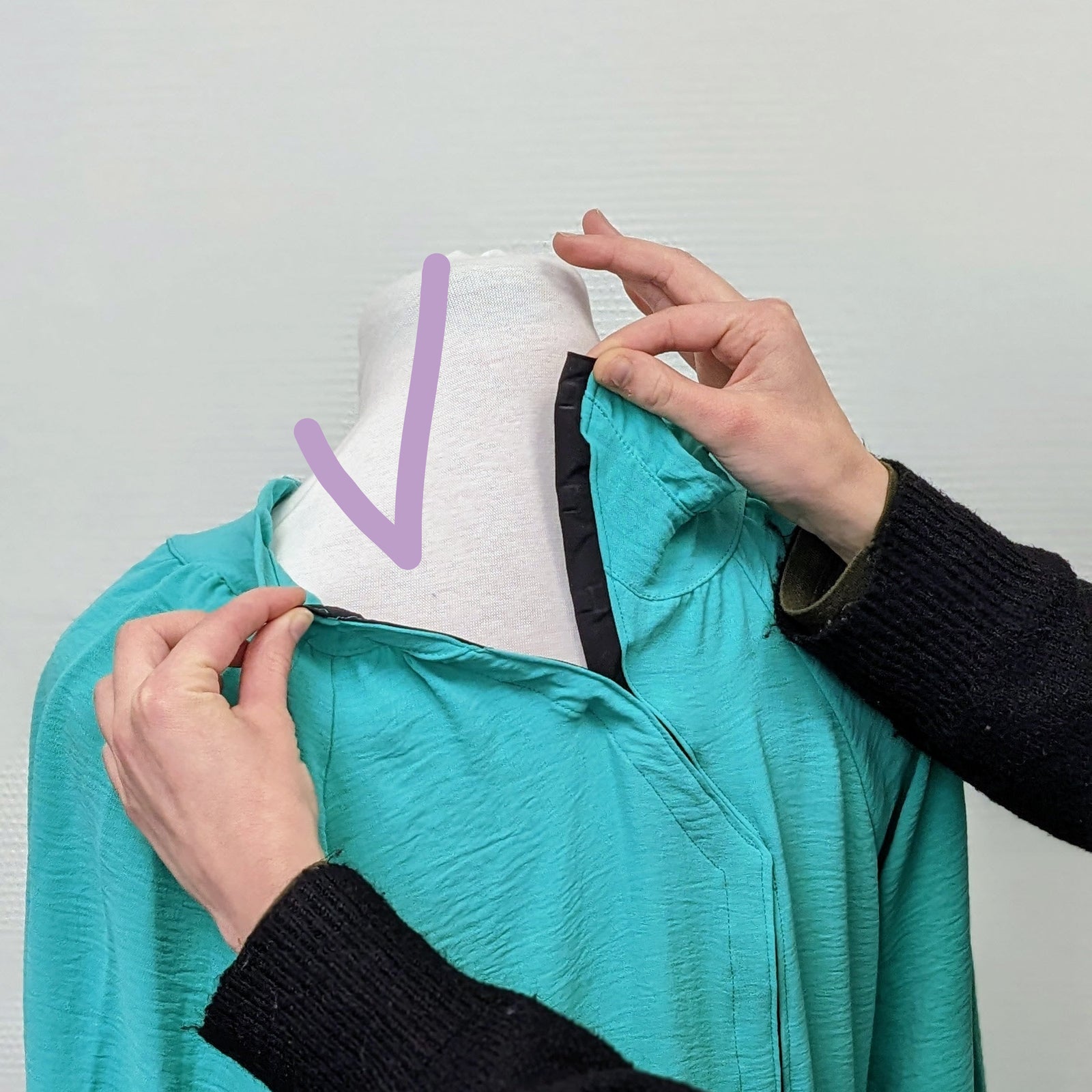 Photo d'une robe avec ouverture courbe dos aimantée