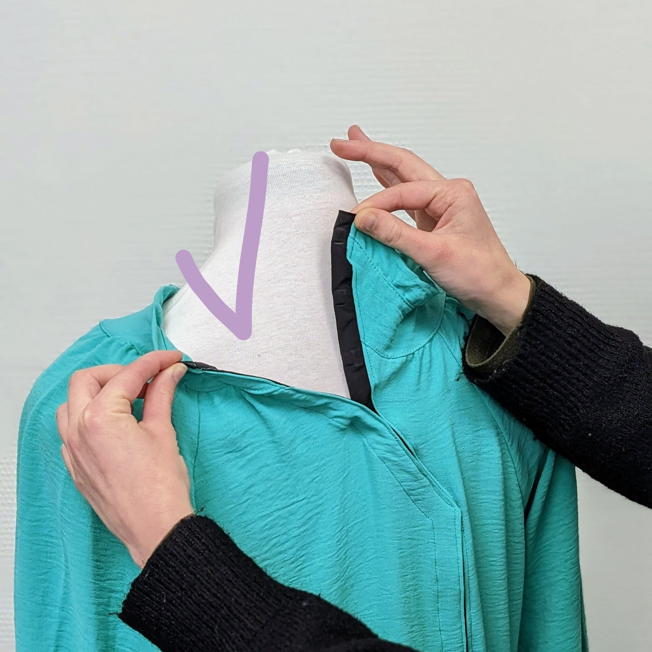 Photo d'une robe avec ouverture courbe dos aimantée