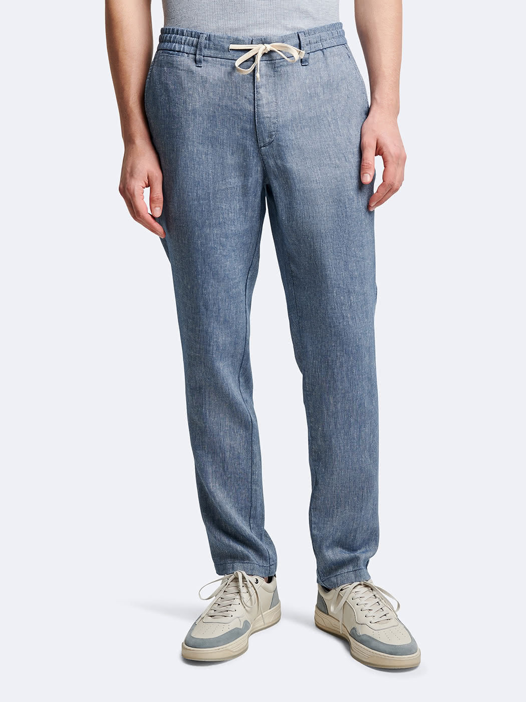 Pantalon bleu coton lin Devred adapté handicap senior par Adapt & Joy, confortable et facile à enfiler.