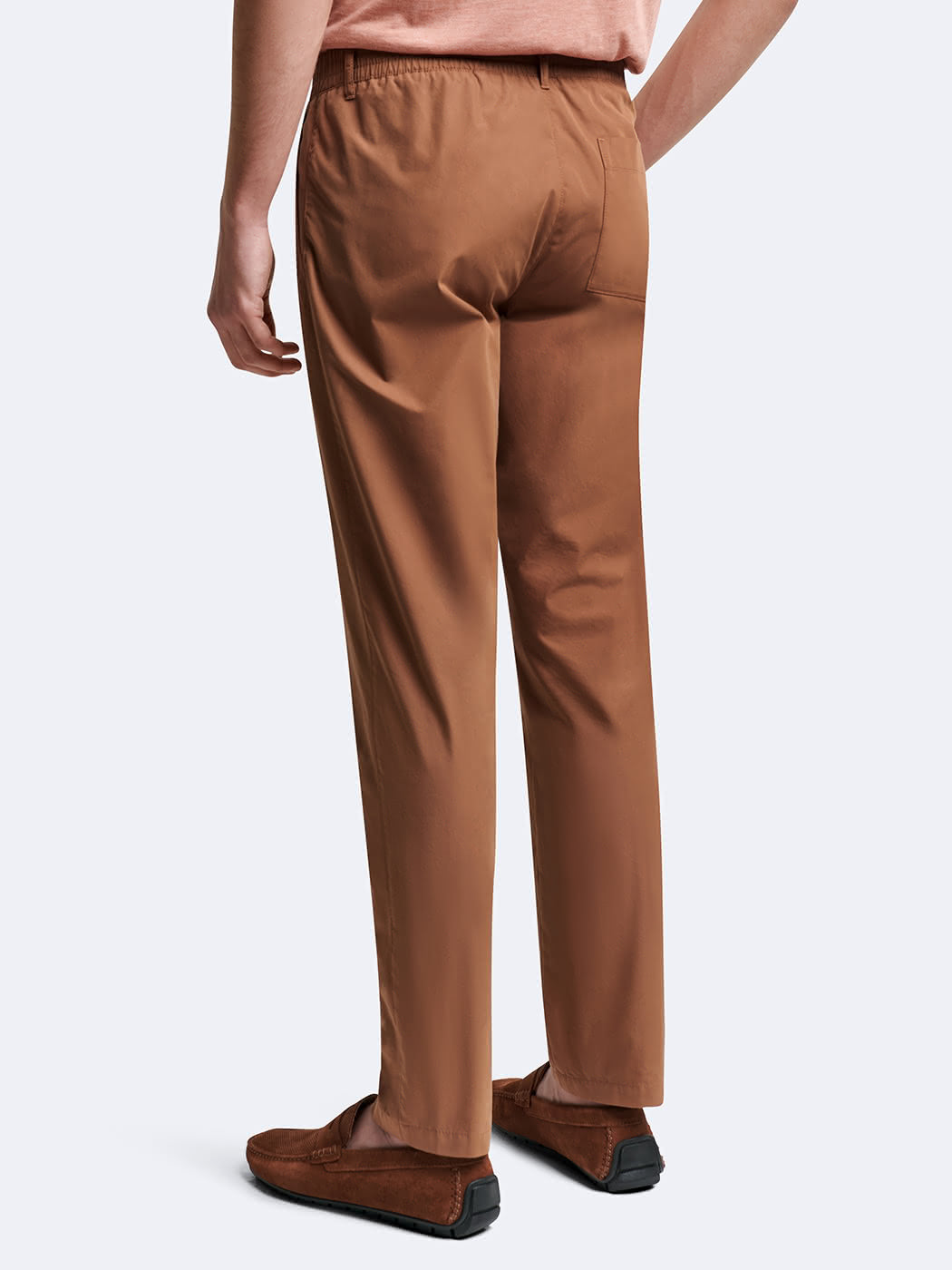 Pantalon jogger orangé Devred adapté handicap senior par Adapt & Joy, confortable, extensible et facile à enfiler.