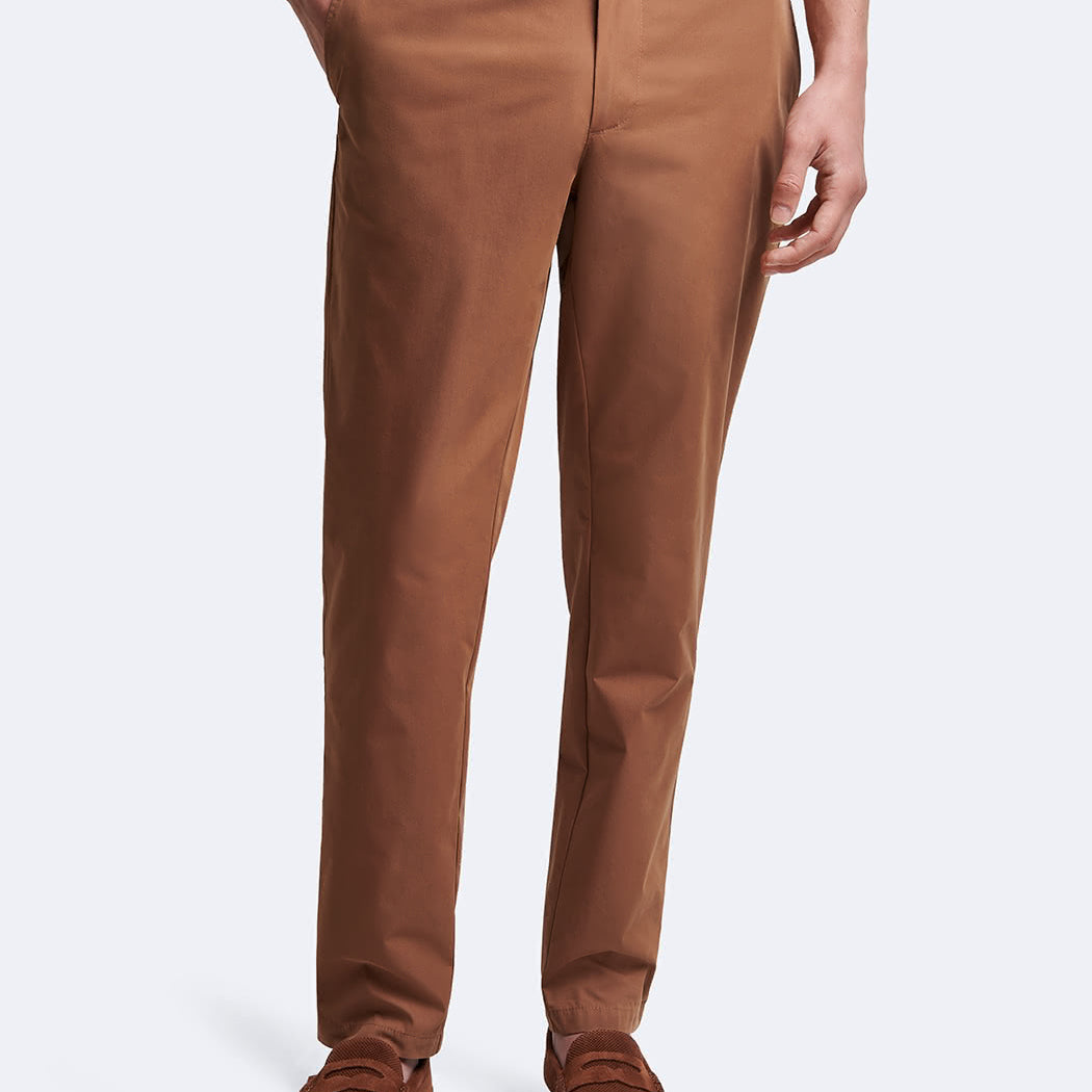 Pantalon jogger orangé Devred adapté handicap senior par Adapt & Joy, confortable, extensible et facile à enfiler.