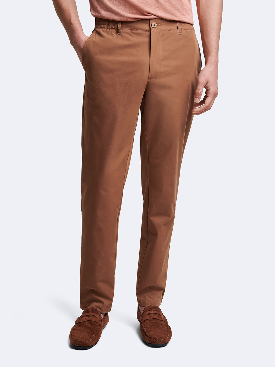Pantalon jogger orangé Devred adapté handicap senior par Adapt & Joy, confortable, extensible et facile à enfiler.