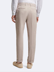 Pantalon slack slim beige Devred adapté handicap senior par Adapt & Joy, coupe élégante et confortable.