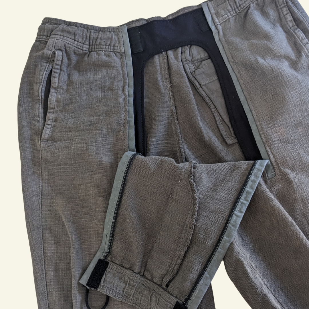 Pantalon adapté pour autosondage, conçu par Adapt & Joy pour faciliter l'accès médical tout en conservant le confort et le style.