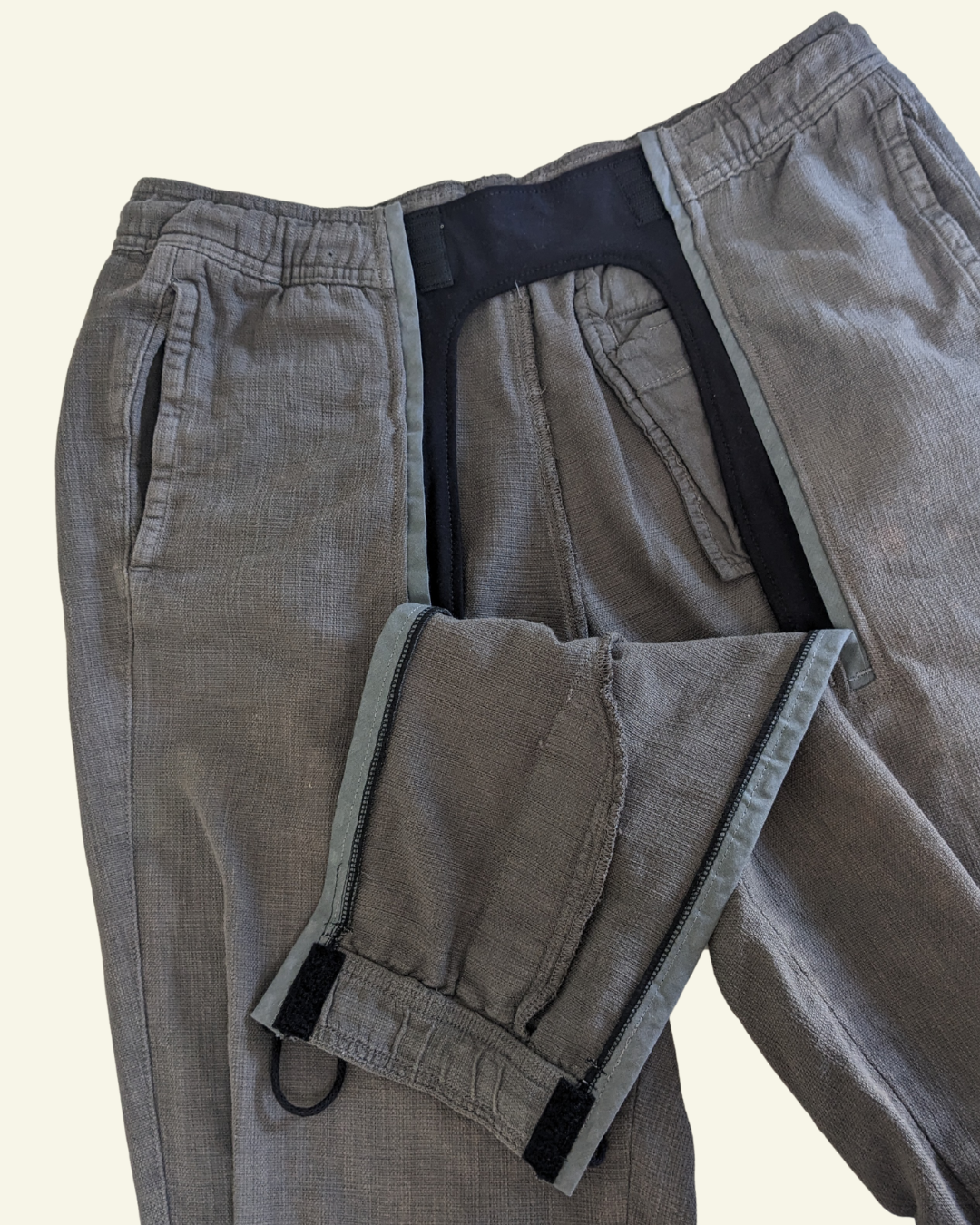 Pantalon adapté pour autosondage, conçu par Adapt & Joy pour faciliter l'accès médical tout en conservant le confort et le style.