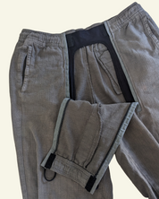 Pantalon adapté pour autosondage, conçu par Adapt & Joy pour faciliter l'accès médical tout en conservant le confort et le style.