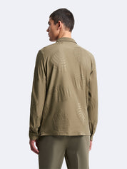 Vue de dos du polo Devred kaki à manches longues avec détails feuilles adapté par Adapt & Joy, conçu pour faciliter l’habillage des personnes en situation de handicap ou seniors.