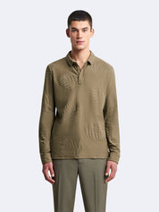 Vue de face du polo Devred kaki à manches longues avec détails feuilles adapté par Adapt & Joy, offrant style, confort et facilité d’habillage pour les personnes en situation de handicap ou seniors.