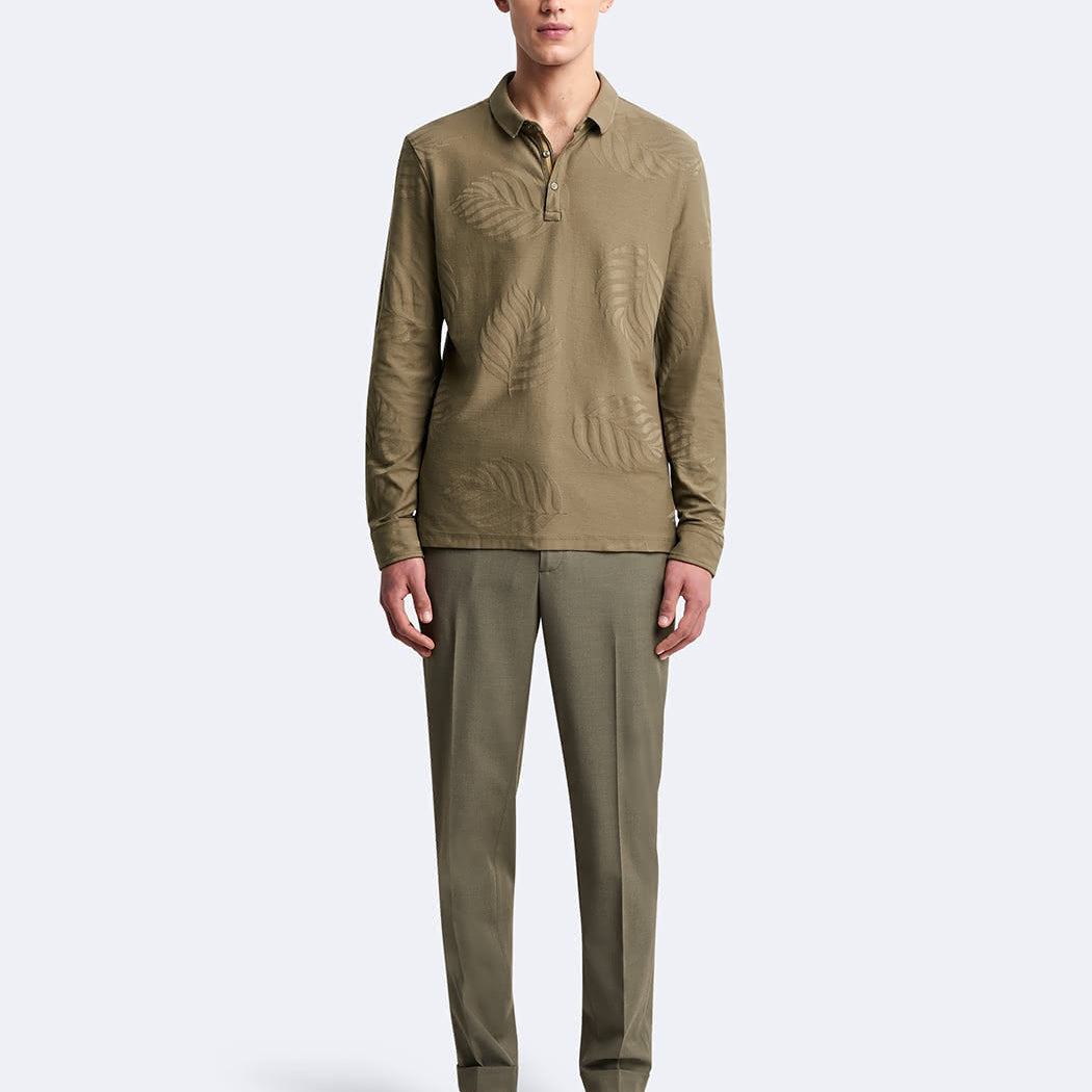 Vue en pied du mannequin portant le polo Devred kaki à manches longues avec détails feuilles adapté par Adapt & Joy, conçu pour allier confort, élégance et facilité d’habillage pour les personnes en situation de handicap ou seniors