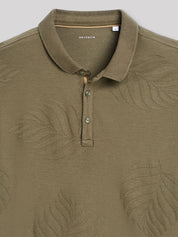 Zoom sur le polo Devred kaki à manches longues avec détails feuilles adapté par Adapt & Joy, montrant la finition et l’ouverture facilitant l’habillage pour les personnes en situation de handicap ou seniors.