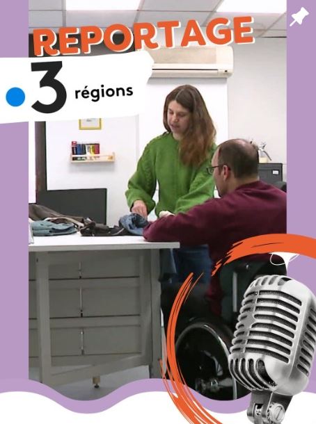 Un client handicapé se rend à l'atelier pour une adaptation de ses vêtements