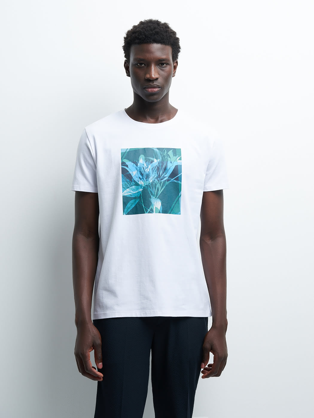 T-shirt blanc à manches courtes avec motif bleu devant Devred adapté handicap senior par Adapt & Joy, confortable et facile à enfiler.