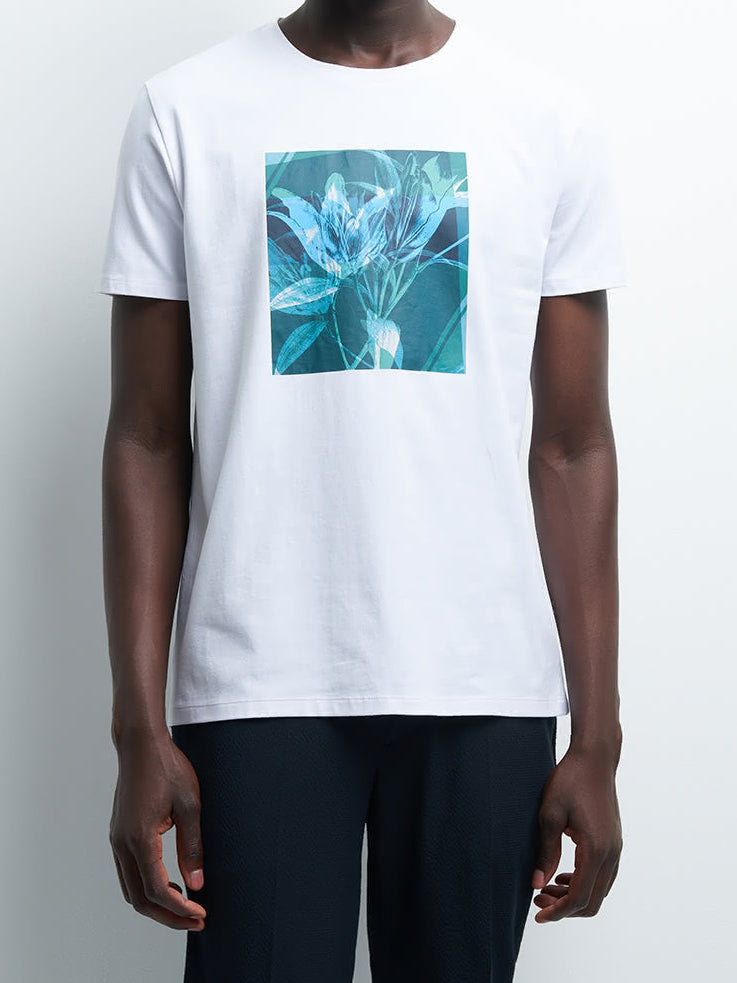 T-shirt blanc à manches courtes avec motif bleu devant Devred adapté handicap senior par Adapt & Joy, confortable et facile à enfiler.