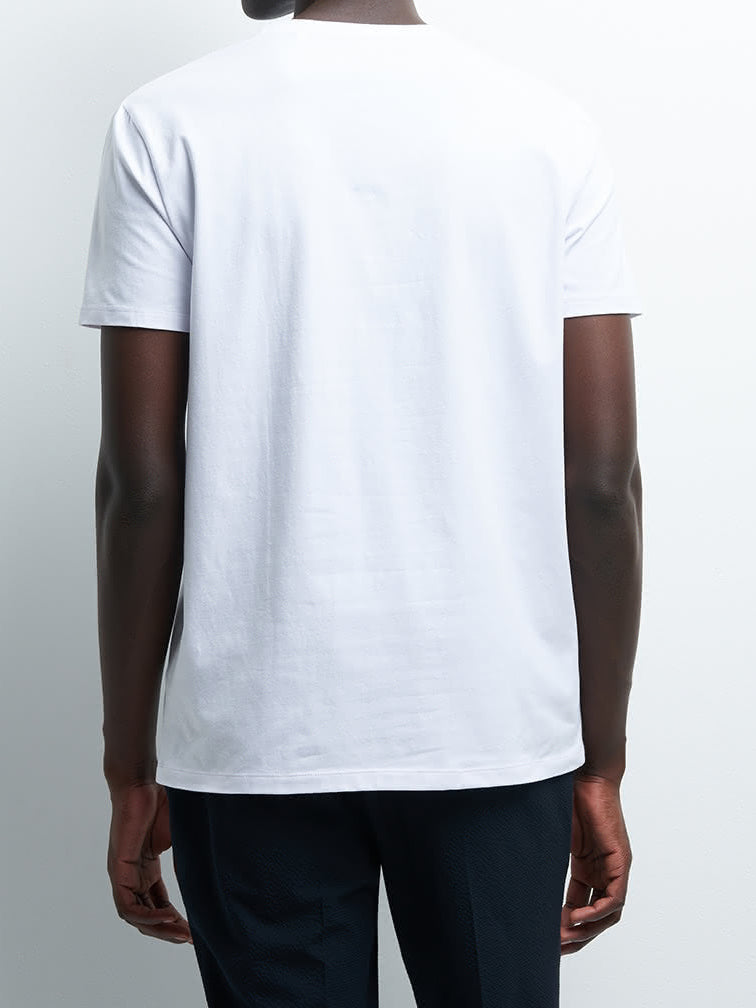 T-shirt blanc à manches courtes avec motif bleu devant Devred adapté handicap senior par Adapt & Joy, confortable et facile à enfiler.