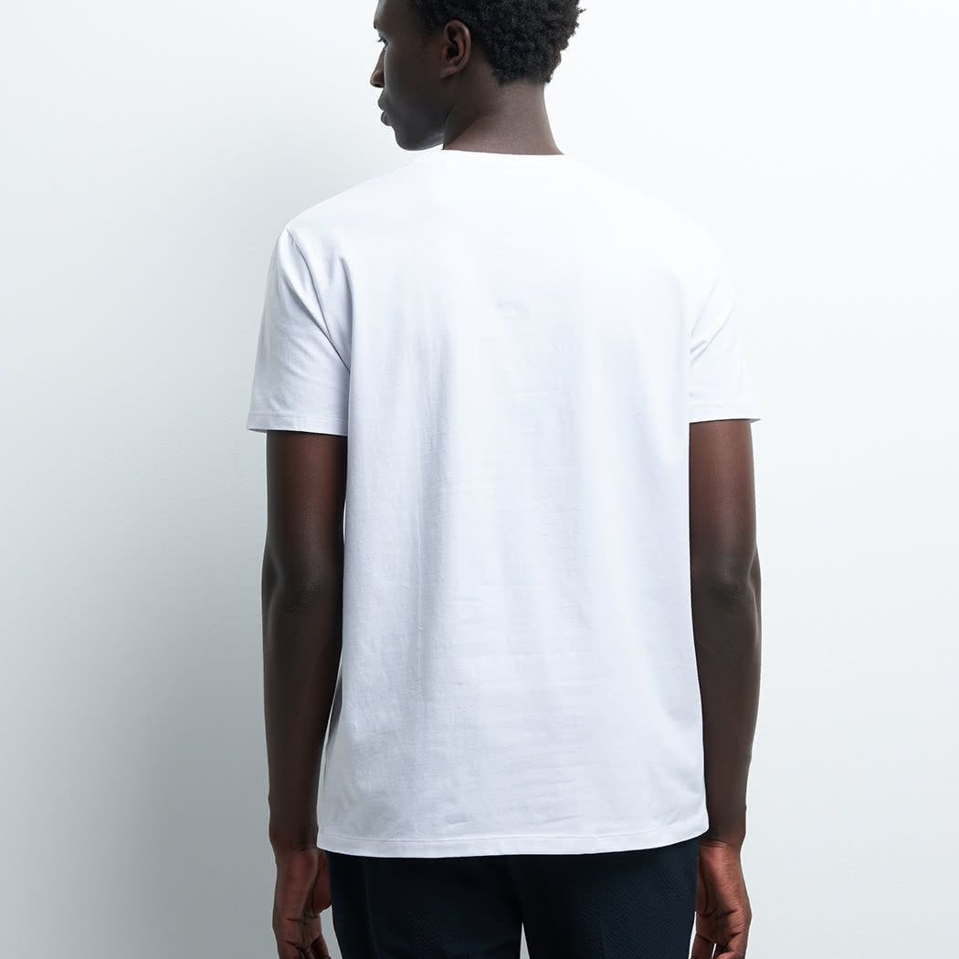 T-shirt blanc à manches courtes avec motif bleu devant Devred adapté handicap senior par Adapt & Joy, confortable et facile à enfiler.