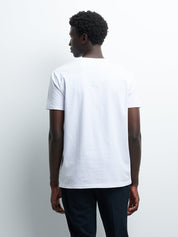 T-shirt blanc à manches courtes avec motif bleu devant Devred adapté handicap senior par Adapt & Joy, confortable et facile à enfiler.