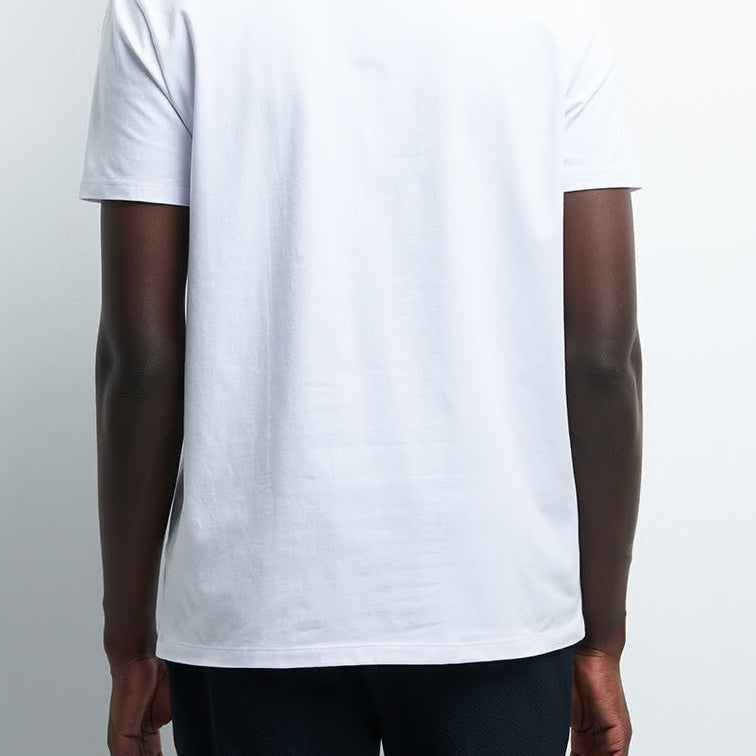 T-shirt blanc à manches courtes avec motif bleu devant Devred adapté handicap senior par Adapt & Joy, confortable et facile à enfiler.