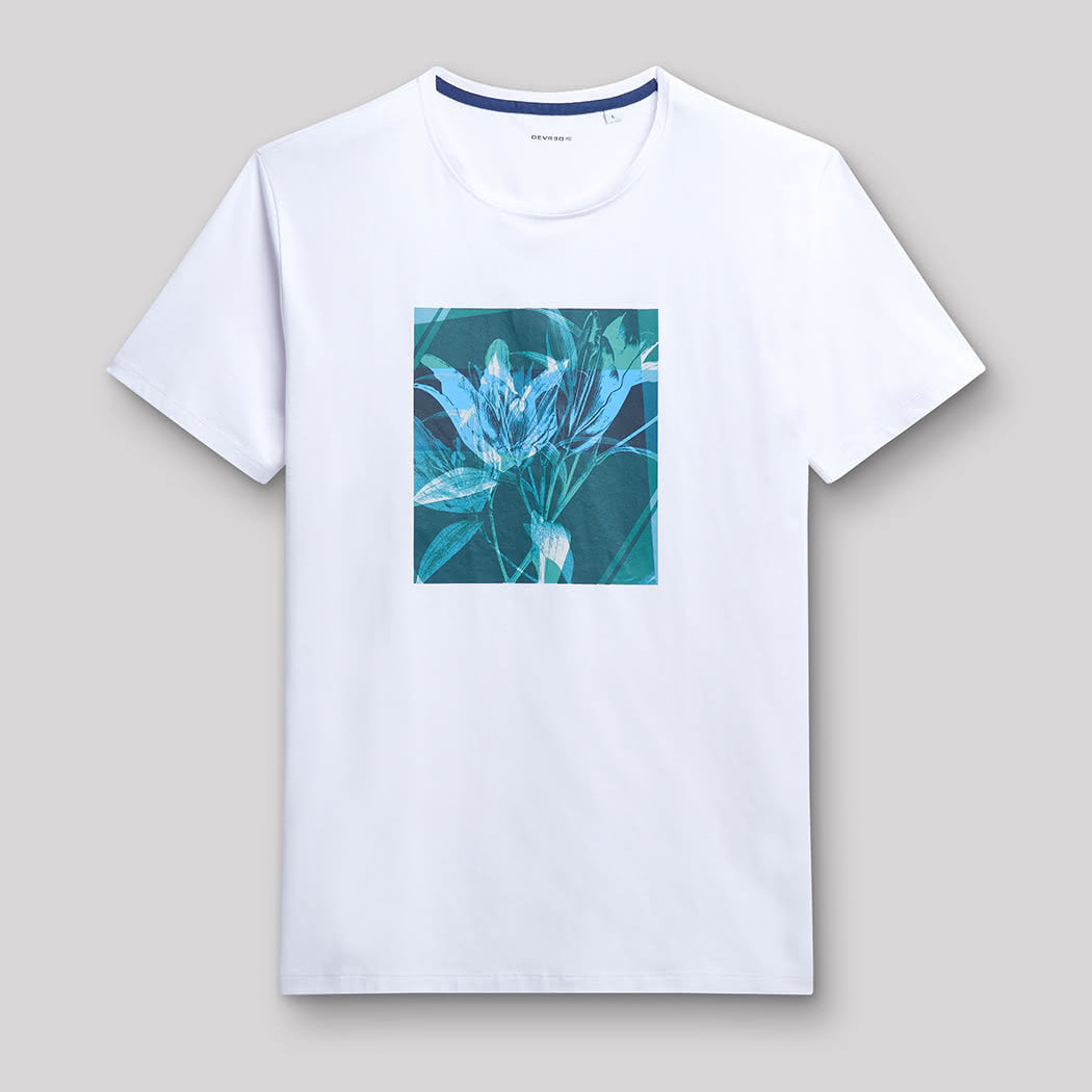 T-shirt blanc à manches courtes avec motif bleu devant Devred adapté handicap senior par Adapt & Joy, confortable et facile à enfiler.