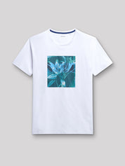 T-shirt blanc à manches courtes avec motif bleu devant Devred adapté handicap senior par Adapt & Joy, confortable et facile à enfiler.