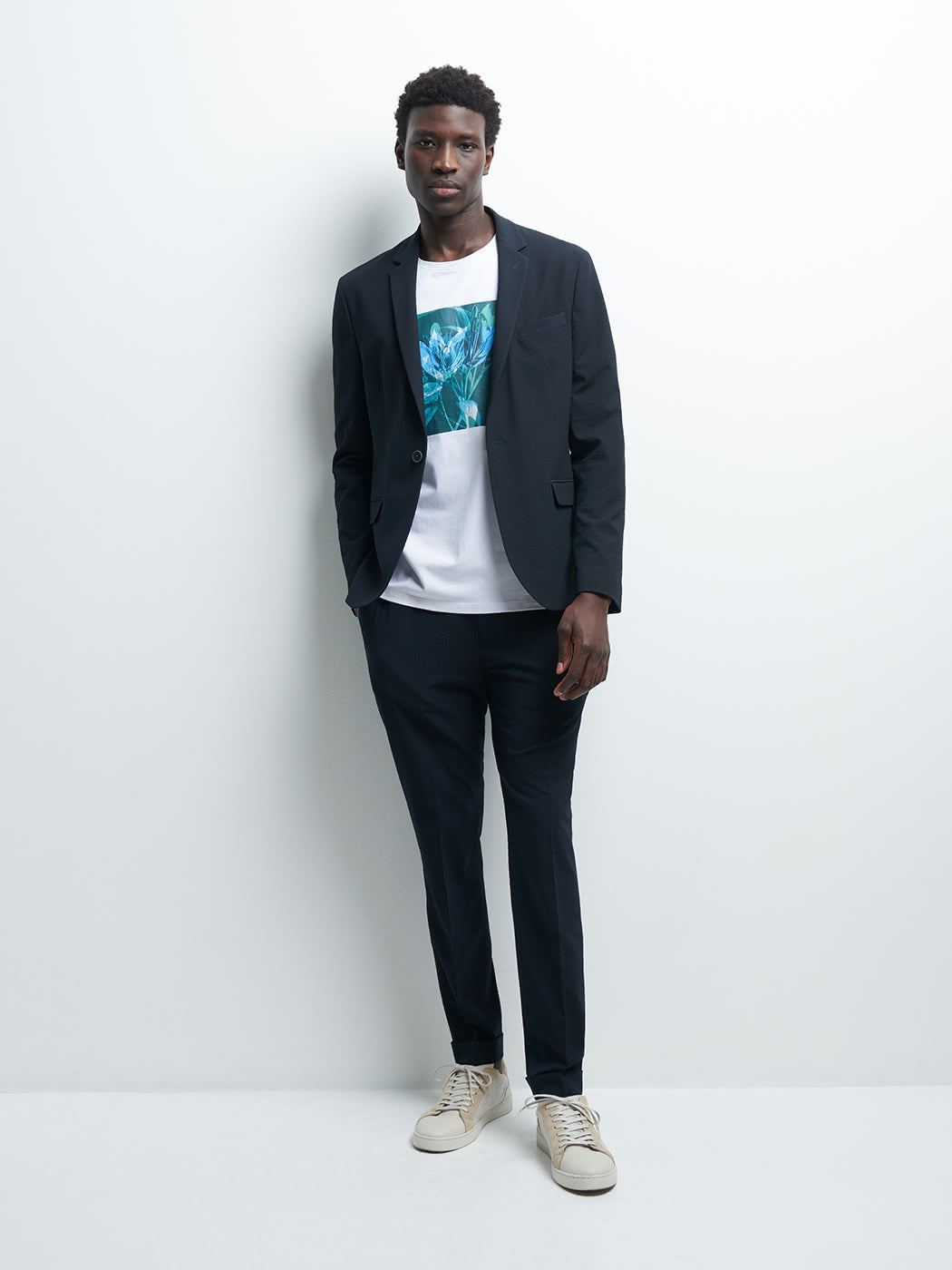 T-shirt blanc à manches courtes avec motif bleu devant Devred adapté handicap senior par Adapt & Joy, confortable et facile à enfiler.