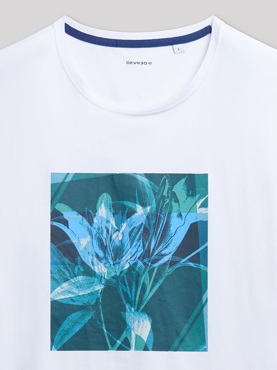 T-shirt blanc à manches courtes avec motif bleu devant Devred adapté handicap senior par Adapt & Joy, confortable et facile à enfiler.