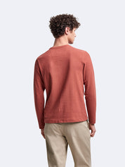 Vue de dos du t-shirt orange à manches longues et col tunisien Devred adapté par Adapt & Joy, conçu pour offrir confort, style et facilité d’habillage aux personnes en situation de handicap ou seniors