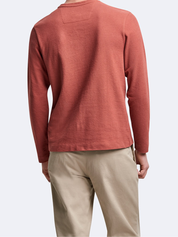 Vue de dos du t-shirt orange à manches longues et col tunisien Devred adapté par Adapt & Joy, conçu pour offrir confort, style et facilité d’habillage aux personnes en situation de handicap ou seniors