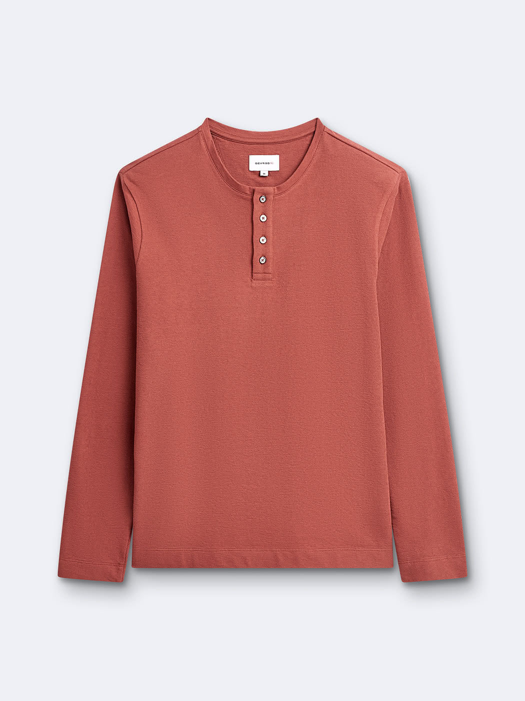 Vue entière du t-shirt Devred orange à manches longues et col tunisien Devred adapté par Adapt & Joy, conçu pour faciliter l’habillage des personnes en situation de handicap ou seniors tout en préservant le style et le confort