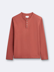 Vue entière du t-shirt Devred orange à manches longues et col tunisien Devred adapté par Adapt & Joy, conçu pour faciliter l’habillage des personnes en situation de handicap ou seniors tout en préservant le style et le confort