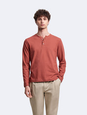 Vue de face du t-shirt orange à manches longues et col tunisien Devred adapté par Adapt & Joy, alliant style, confort et facilité d’habillage pour les personnes en situation de handicap ou seniors