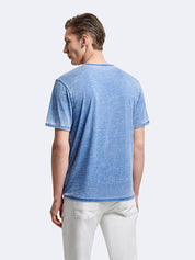 Vue de dos du t-shirt effet jean délavé Devred adapté par Adapt & Joy, conçu pour offrir confort, style et praticité aux personnes en situation de handicap ou seniors.