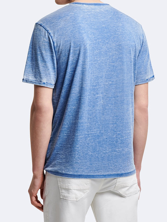 Vue de dos du t-shirt effet jean délavé Devred adapté par Adapt & Joy, conçu pour offrir confort, style et praticité aux personnes en situation de handicap ou seniors.