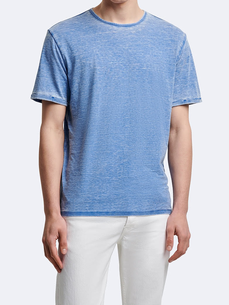Vue de face du t-shirt effet jean délavé Devred adapté par Adapt & Joy, alliant style casual et confort, avec une ouverture facilitant l'habillage des personnes en situation de handicap ou seniors.