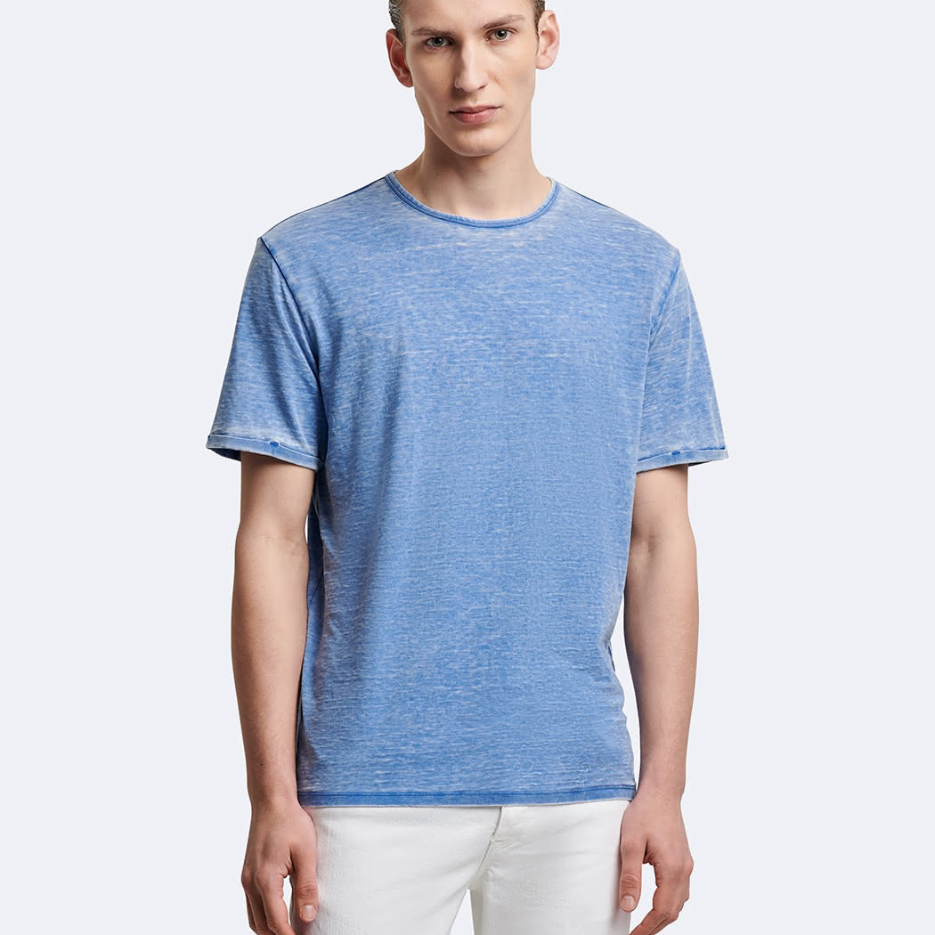 Vue de face du t-shirt effet jean délavé Devred adapté par Adapt & Joy, alliant style casual et confort, avec une ouverture facilitant l’habillage des personnes en situation de handicap ou seniors.