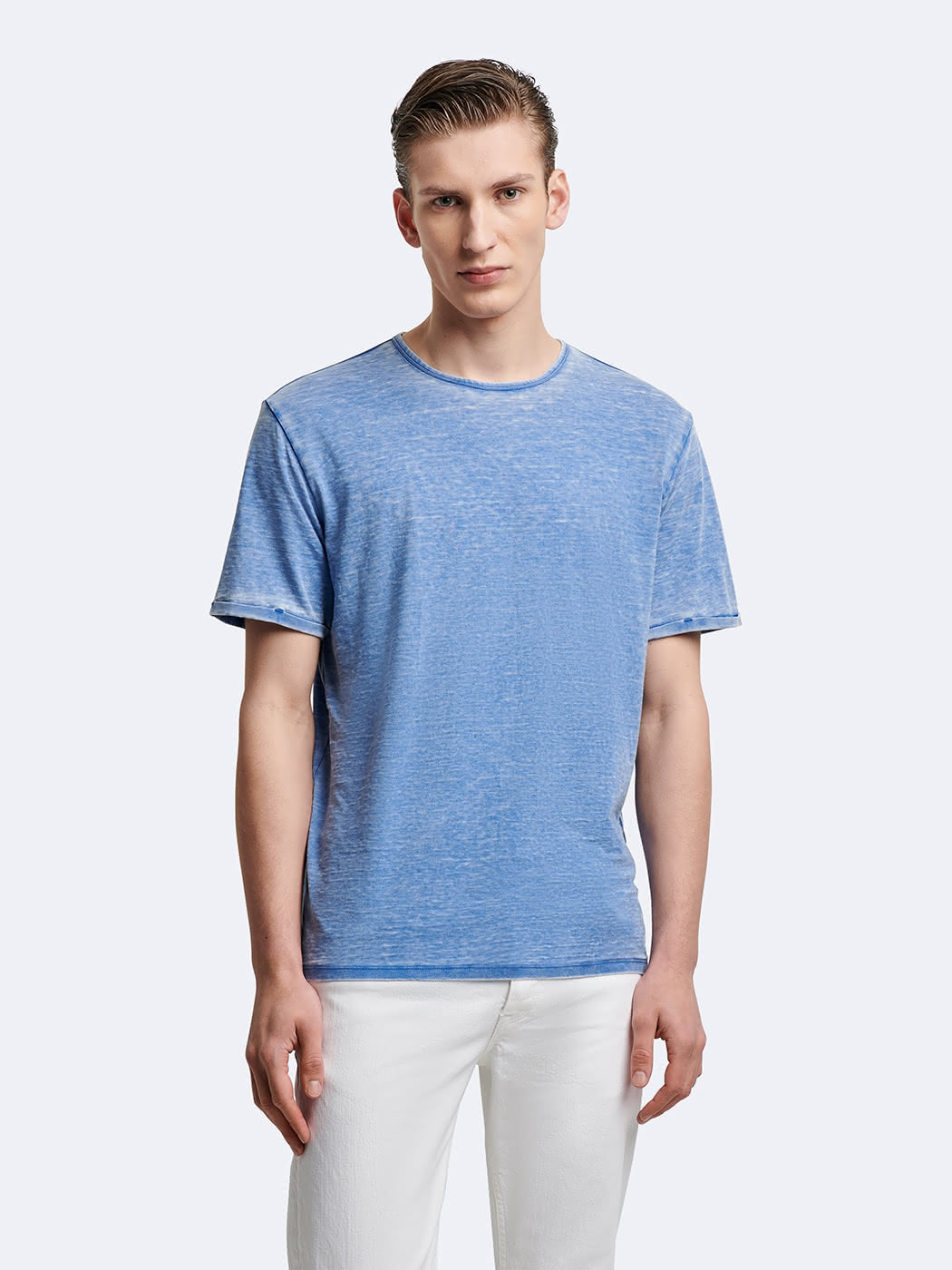 Vue de face du t-shirt effet jean délavé Devred adapté par Adapt & Joy, alliant style casual et confort, avec une ouverture facilitant l’habillage des personnes en situation de handicap ou seniors.