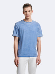 Vue de face du t-shirt effet jean délavé Devred adapté par Adapt & Joy, alliant style casual et confort, avec une ouverture facilitant l’habillage des personnes en situation de handicap ou seniors.