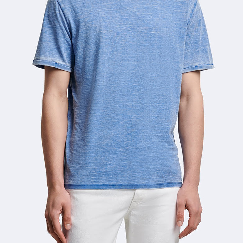 Vue de face du t-shirt effet jean délavé Devred adapté par Adapt & Joy, alliant style casual et confort, avec une ouverture facilitant l'habillage des personnes en situation de handicap ou seniors.