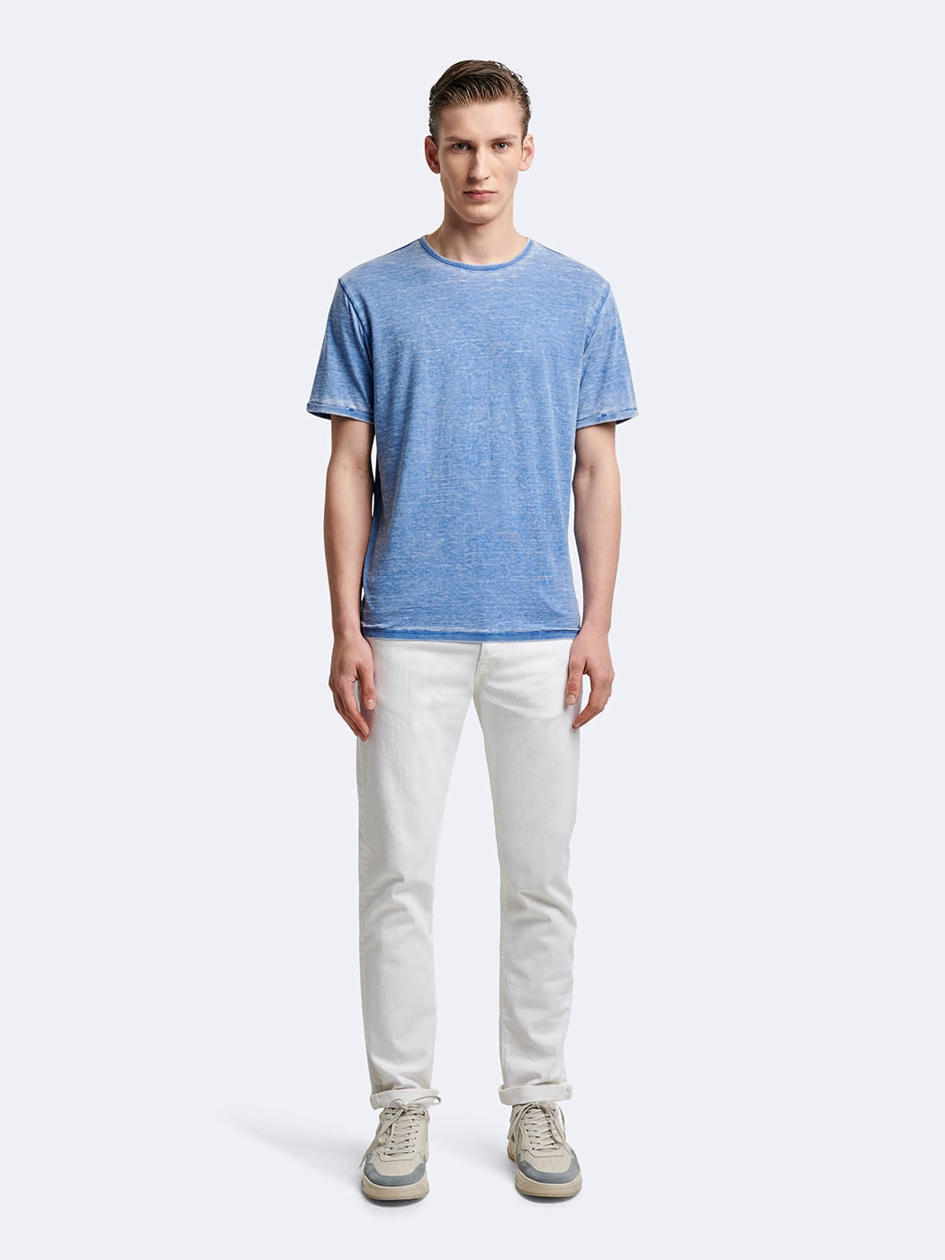 Vue en pied du mannequin portant le t-shirt effet jean délavé Devred adapté par Adapt & Joy, alliant style moderne, confort et facilité d’habillage pour les personnes en situation de handicap ou seniors.