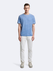 Vue en pied du mannequin portant le t-shirt effet jean délavé Devred adapté par Adapt & Joy, alliant style moderne, confort et facilité d’habillage pour les personnes en situation de handicap ou seniors.