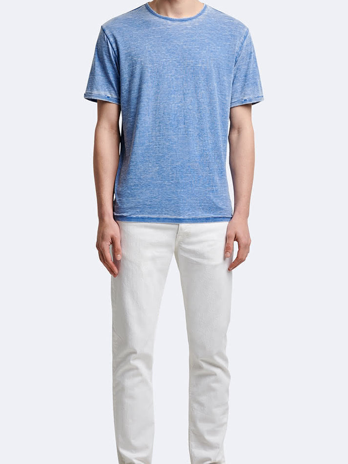 Vue en pied du mannequin portant le t-shirt effet jean délavé Devred adapté par Adapt & Joy, alliant style moderne, confort et facilité d'habillage pour les personnes en situation de handicap ou seniors.